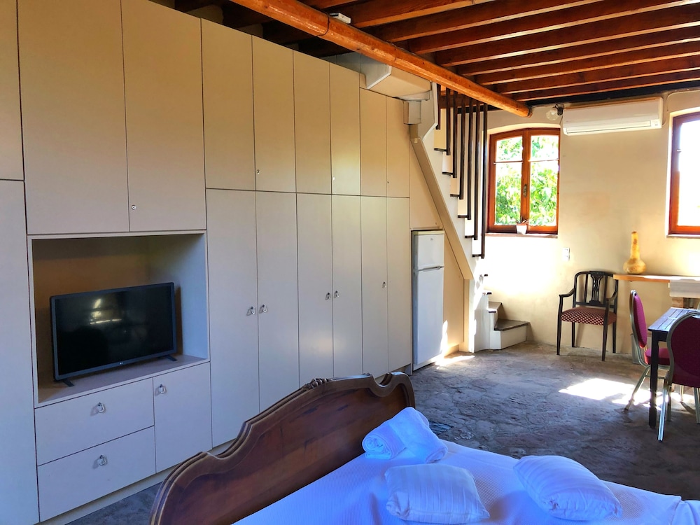 Mansion Cottage - Split Level with Patio photo 3