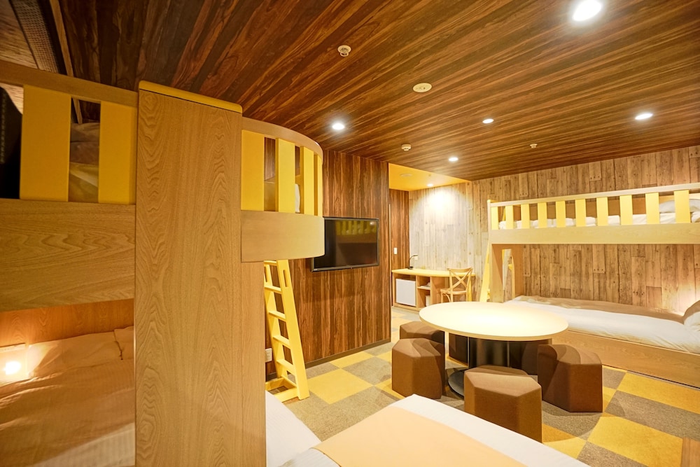 Deluxe 5, Non Smoking (2 Bunk Beds and 1 Twin Sized Bed) photo 1