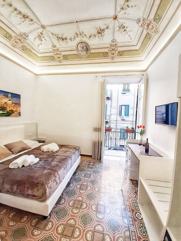 Deluxe Room, 1 King Bed, Balcony, City View