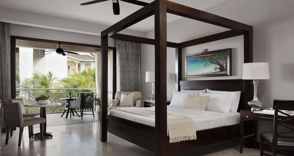 Suite, 1 Bedroom, Partial Ocean View (Romeo and Juliet with Balcony)