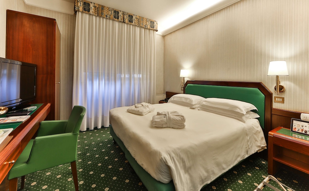Standard Room, 1 Queen Bed, Smoking thumbnail 6
