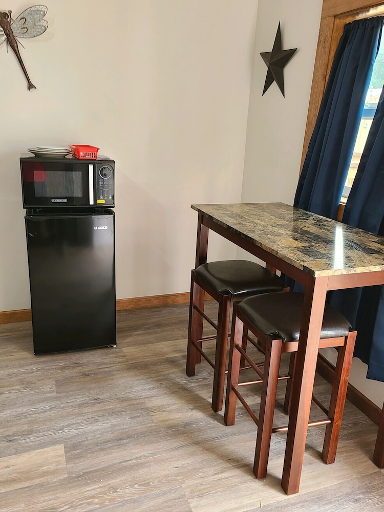Dry Cabin w/ Short Walk To Bathroom, Queen Bed w/ Fridge & Microwave photo 3