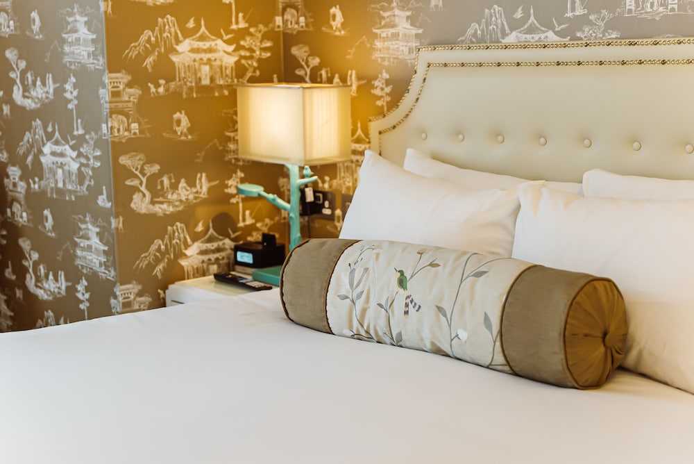 Deluxe Room, 1 King Bed thumbnail 6