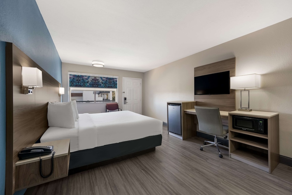 Standard Room, 1 King Bed, Accessible, Refrigerator & Microwave photo 1