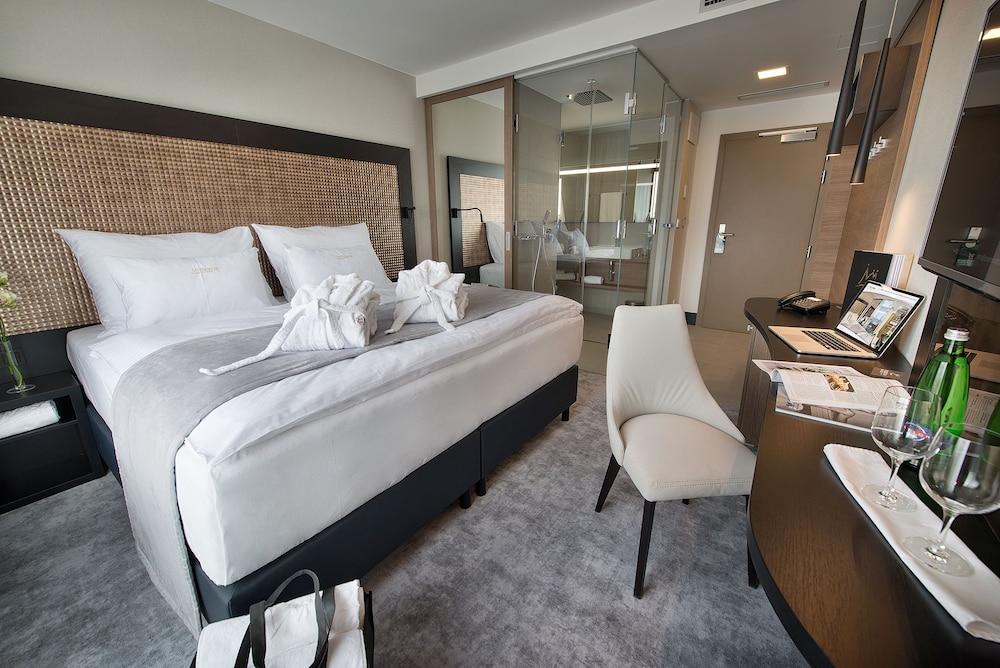 Premium Double Room, 1 King Bed photo 2