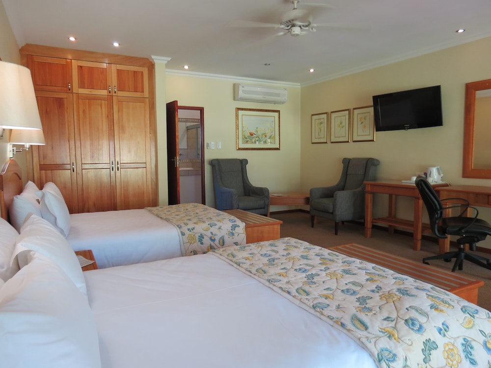 Room, 2 Double Beds, Garden View - Photo 1