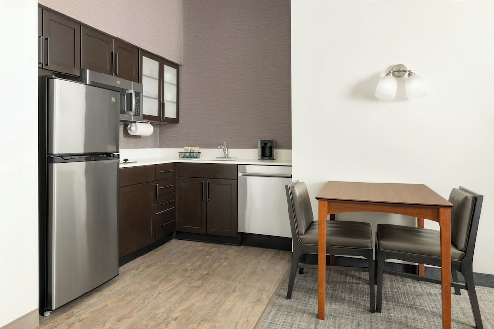 Suite, 1 Bedroom (Mobility/Hearing Access, Roll-in Shwr)