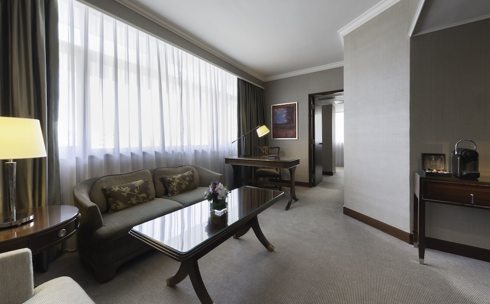 Superior Suite with The Continental Club Lounge access