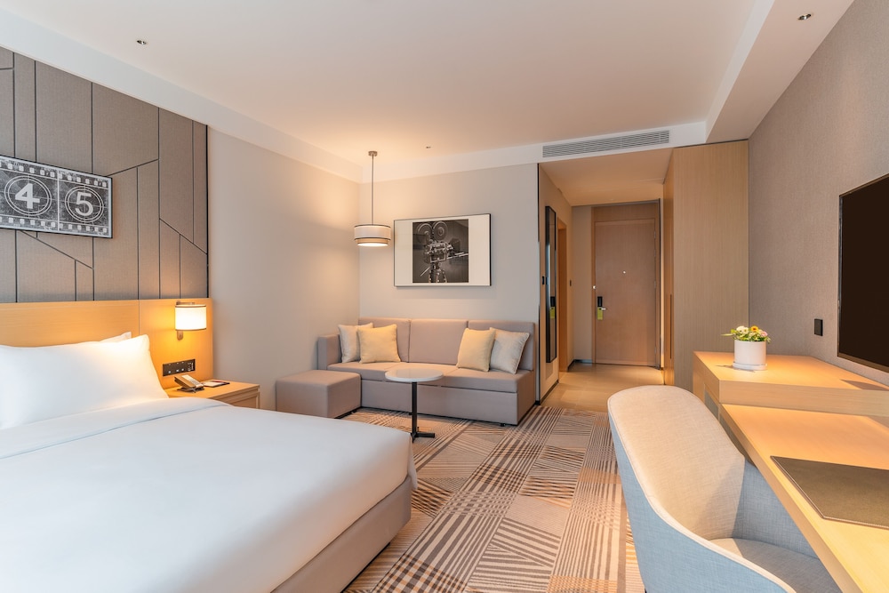 Room, 1 King Bed with Sofa bed (High Floor) photo 3