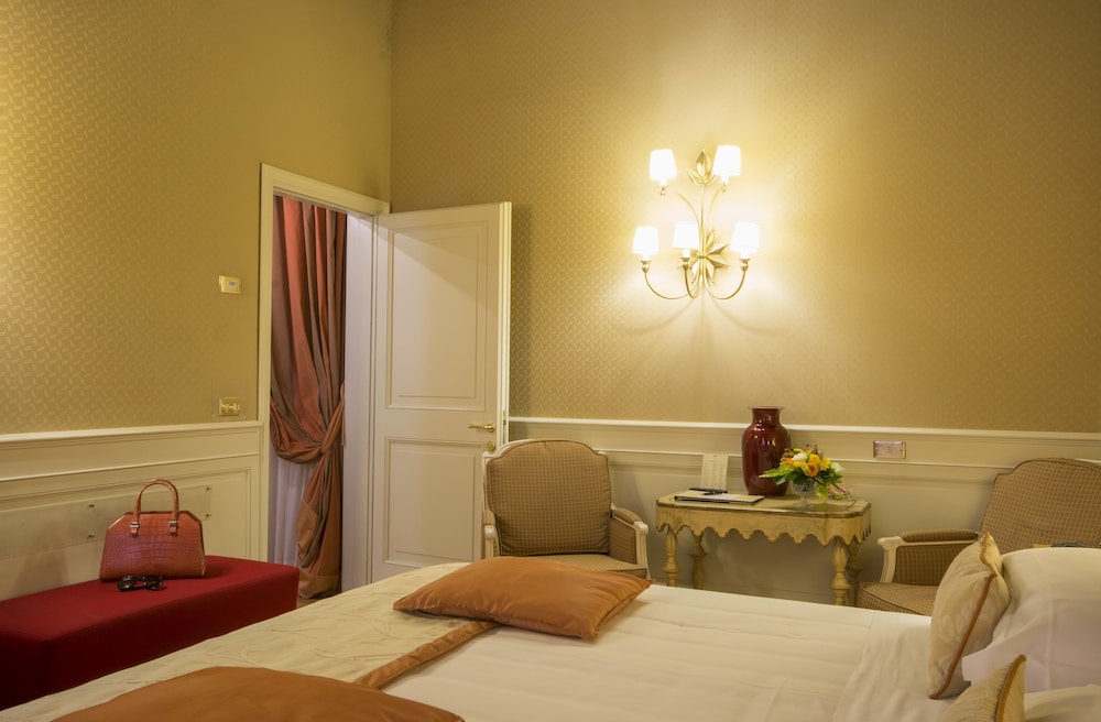 Deluxe Suite, 2 Bedrooms, Smoking - Photo 3