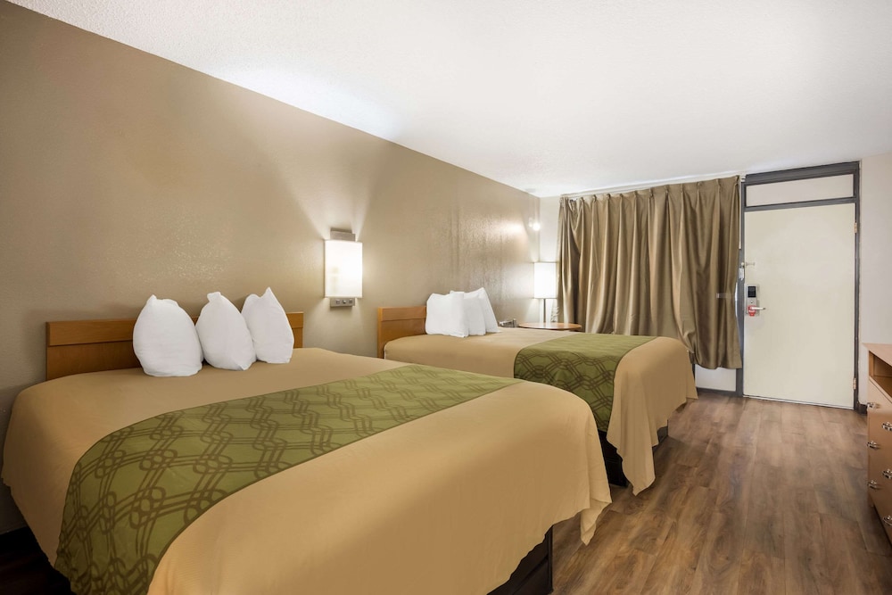 Room, 2 Queen Beds, Smoking photo 3