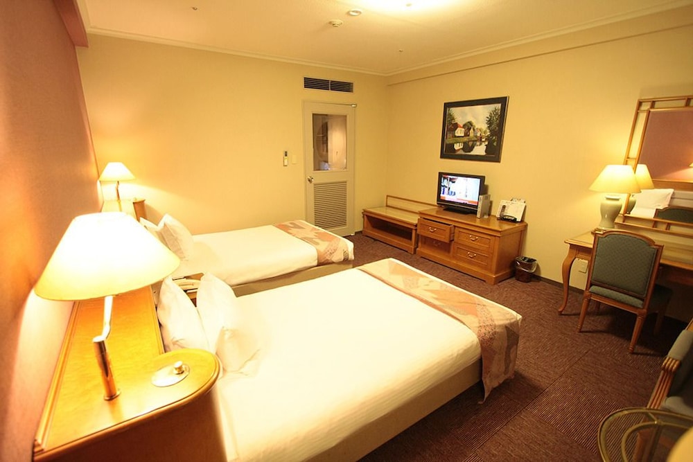 Standard Twin Room, Non Smoking - Photo 1