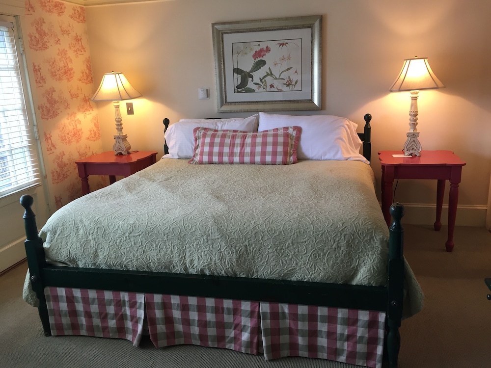 Premium Room, 1 King Bed, River View (No Pets Allowed) photo 1