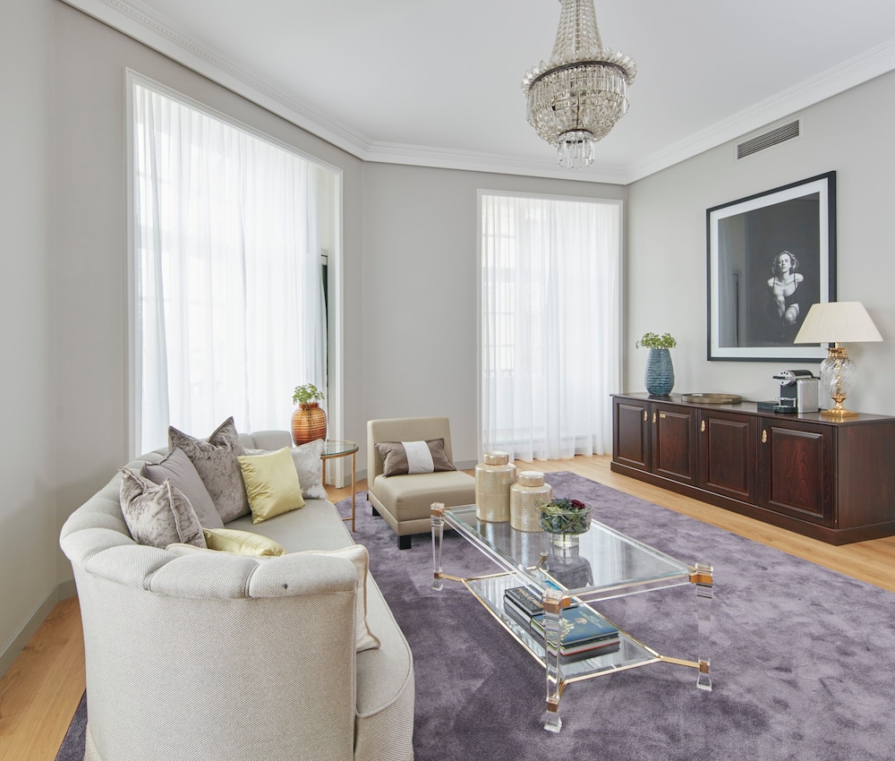 Suite - Photo 15