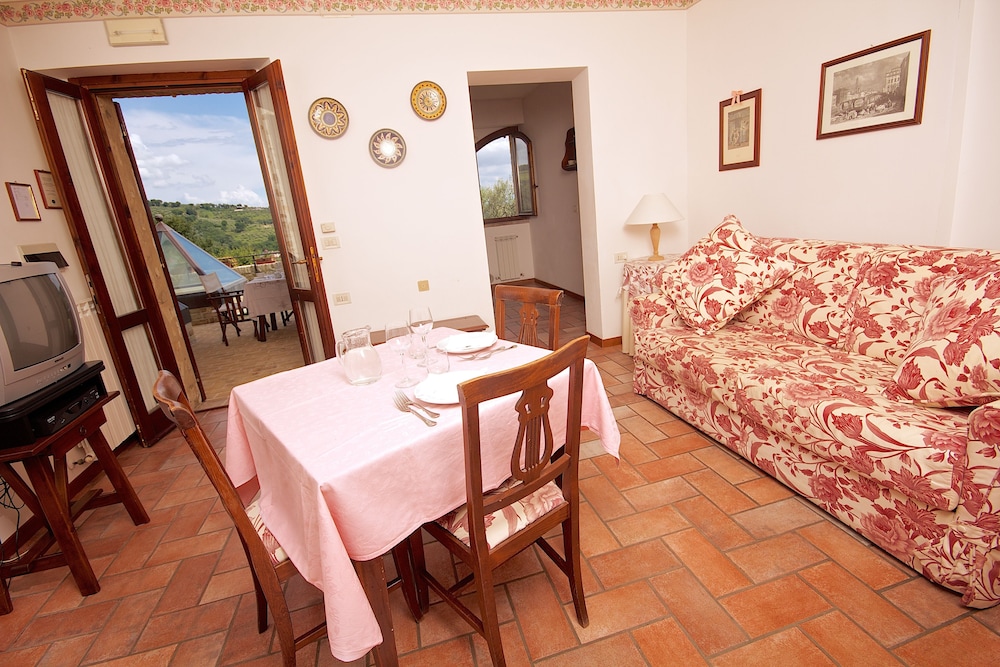 Family Apartment, 2 Bedrooms, Hill View photo 2