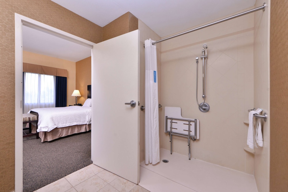 Studio, One King Bed, Roll In Shower - Photo 7