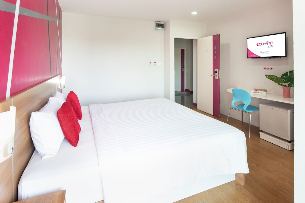 Superior, 1 King Bed, Non Smoking, City View - Photo 4