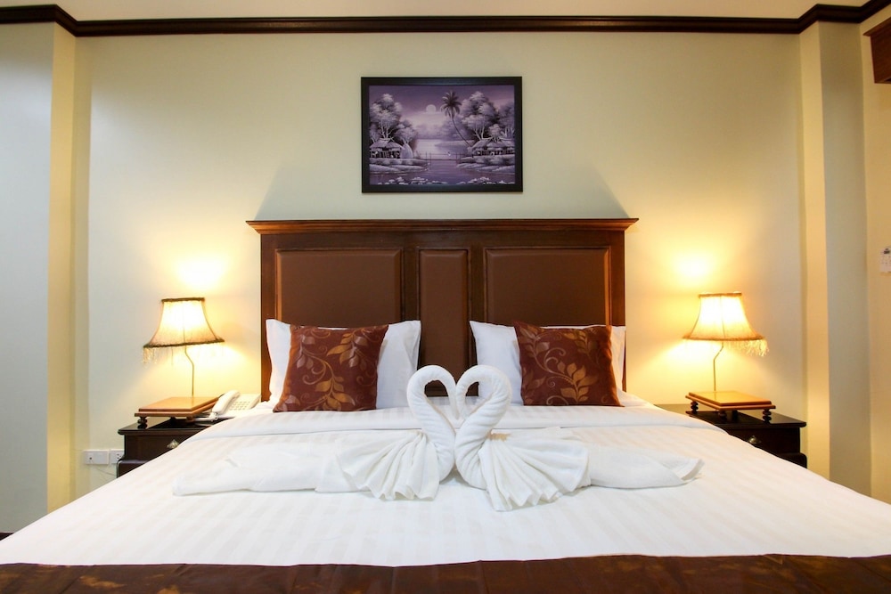Deluxe Room, 1 King Bed photo 2