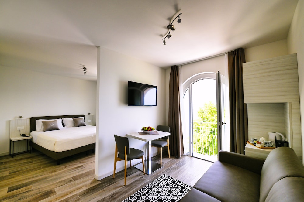 Deluxe Suite, 1 Queen Bed, Non Smoking, Lake View