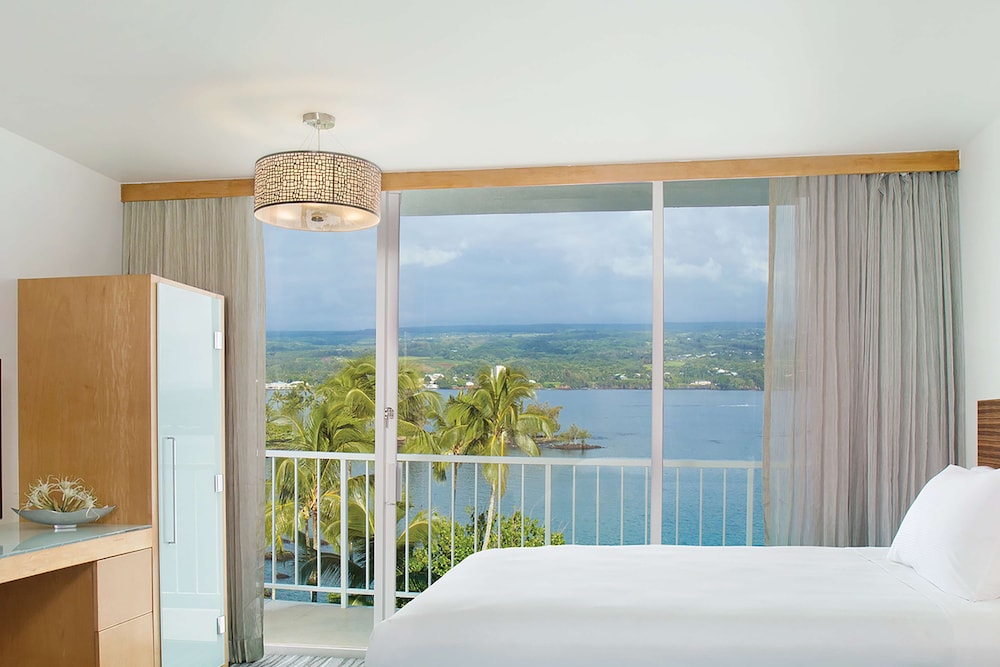 Room, 1 Queen Bed, Lanai, Oceanfront (Mobility & Hearing, Bathtub) photo 1