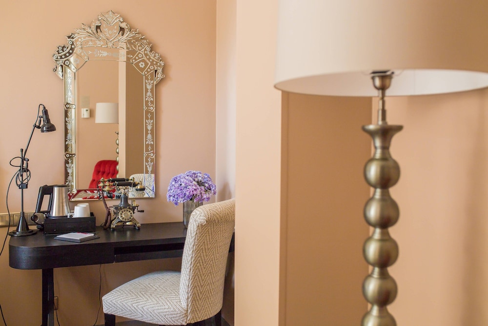 Comfort Room, 1 Queen Bed (Courtyard View) - Photo 7