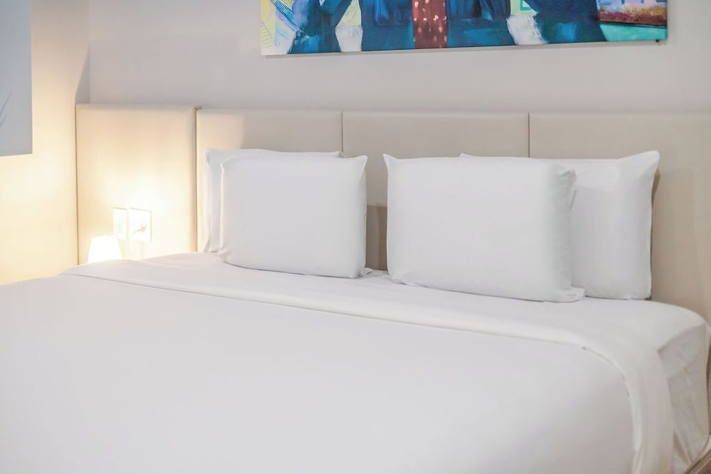 Deluxe Room, 1 King Bed photo 1