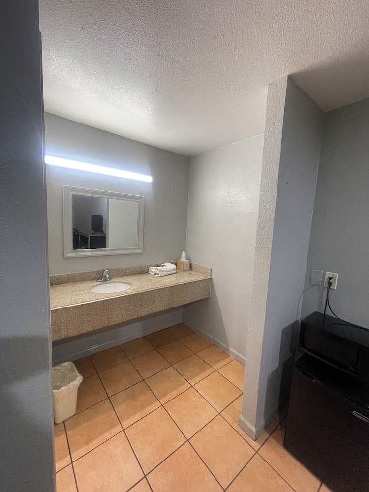 Standard Single Room, 1 King Bed, Non Smoking photo 3