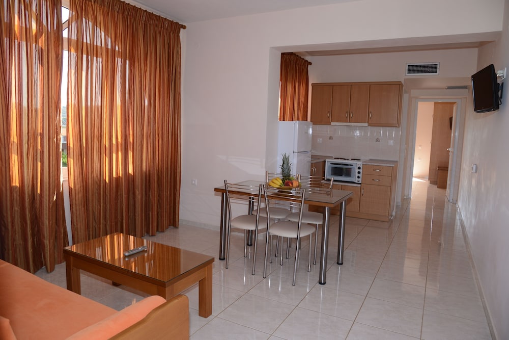 Deluxe Studio Suite (Top Floor) photo 2