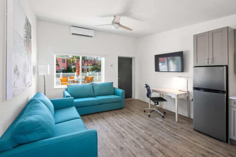 Villas 1 Bedroom King Suite Poolside