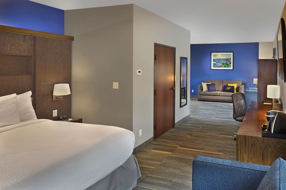 Junior Suite, 1 King Bed, Corner photo 2
