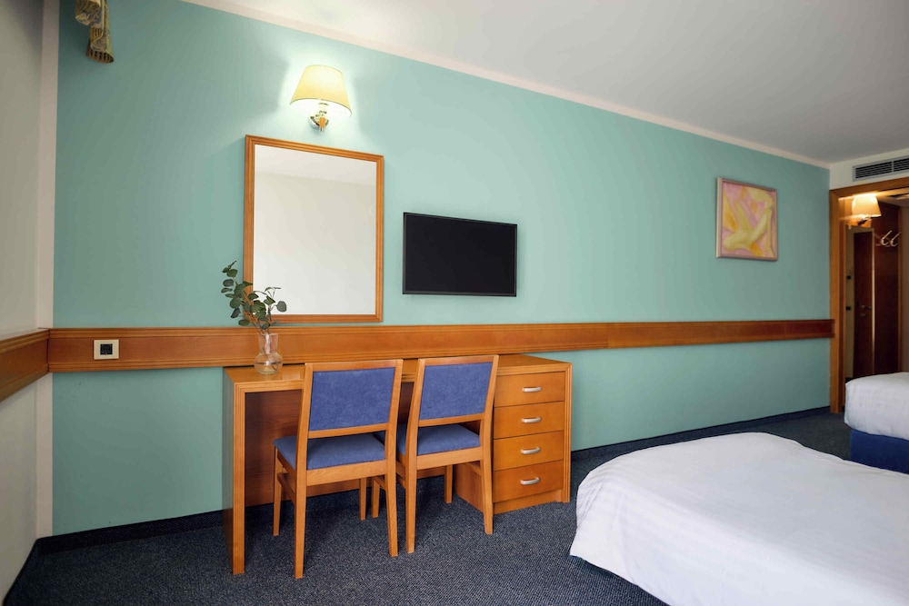 Economy Attic Room - Photo 3