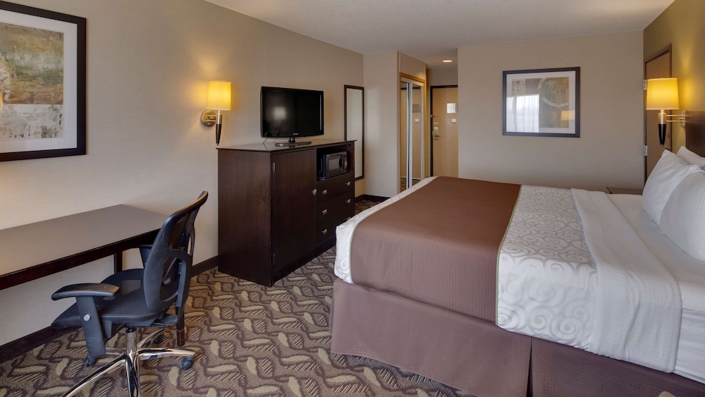 Standard Room, 1 King Bed, Non Smoking, Refrigerator & Microwave photo 3