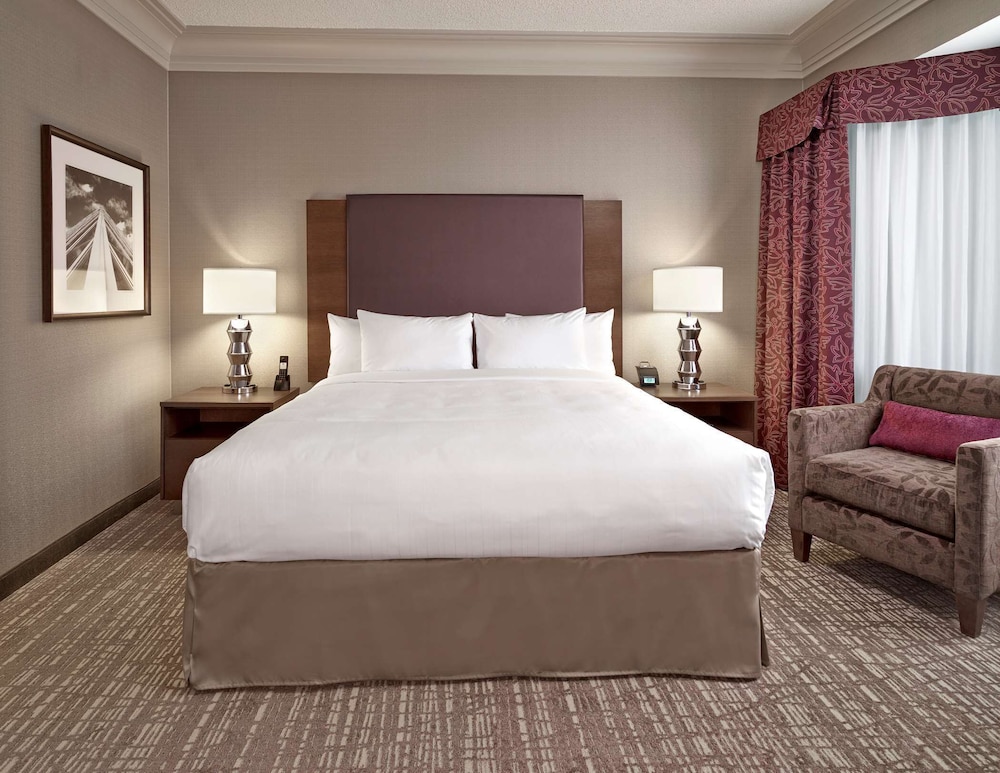 Suite, 1 King Bed with Sofa bed, Non Smoking thumbnail 5