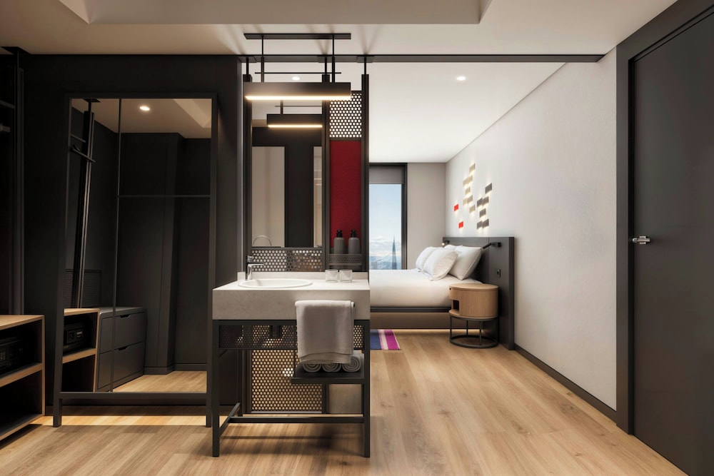 Deluxe Room, 1 King Bed, Balcony photo 3