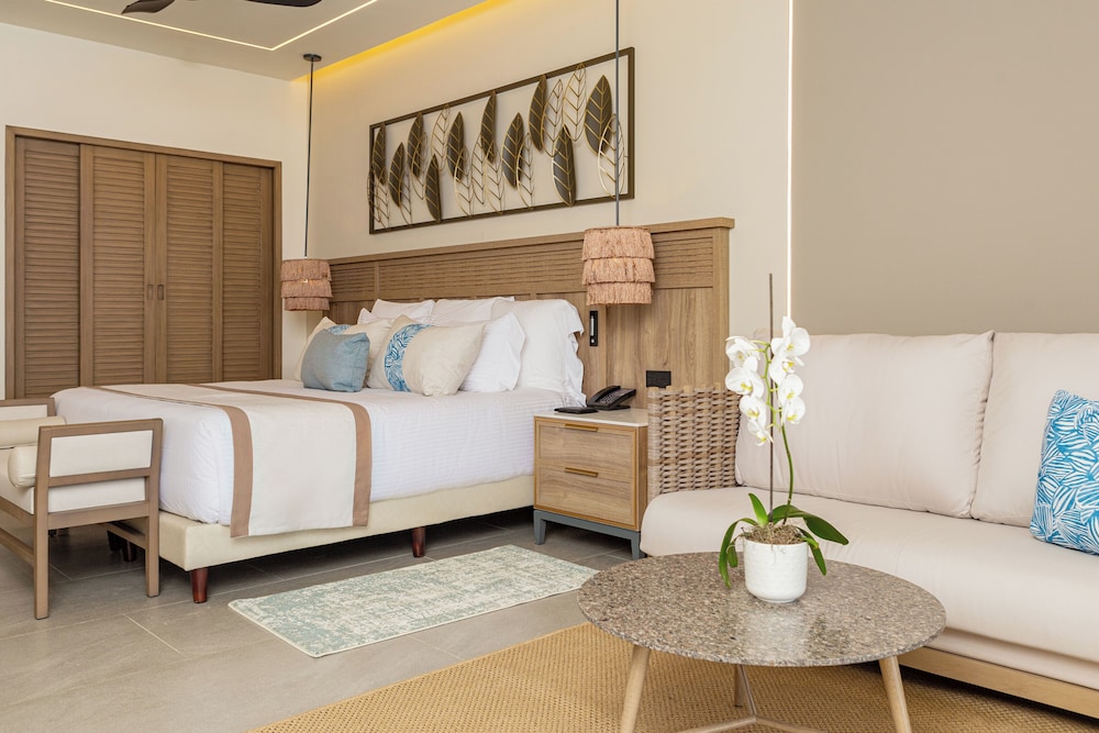 Preferred Club Junior Suite Tropical View King - Photo 1