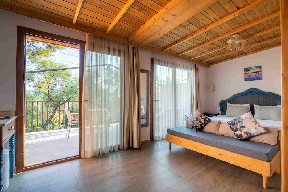 Comfort Room, 1 King Bed, Lanai, River View photo 1