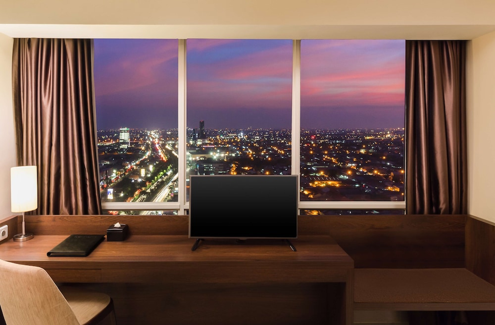 Suite, 1 King Bed, Non Smoking, City View photo 3