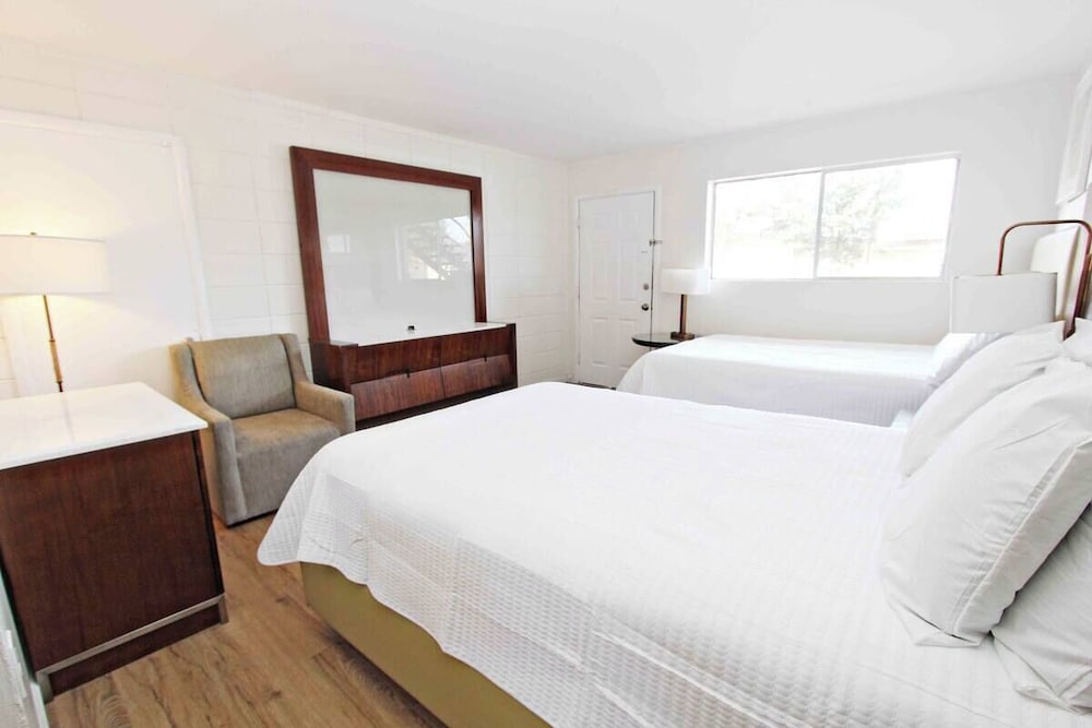 Room, 2 Queen Beds - Photo 1