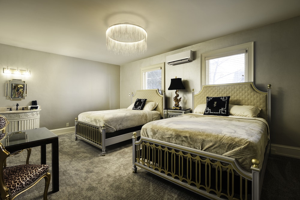 Double - The Champagne Room