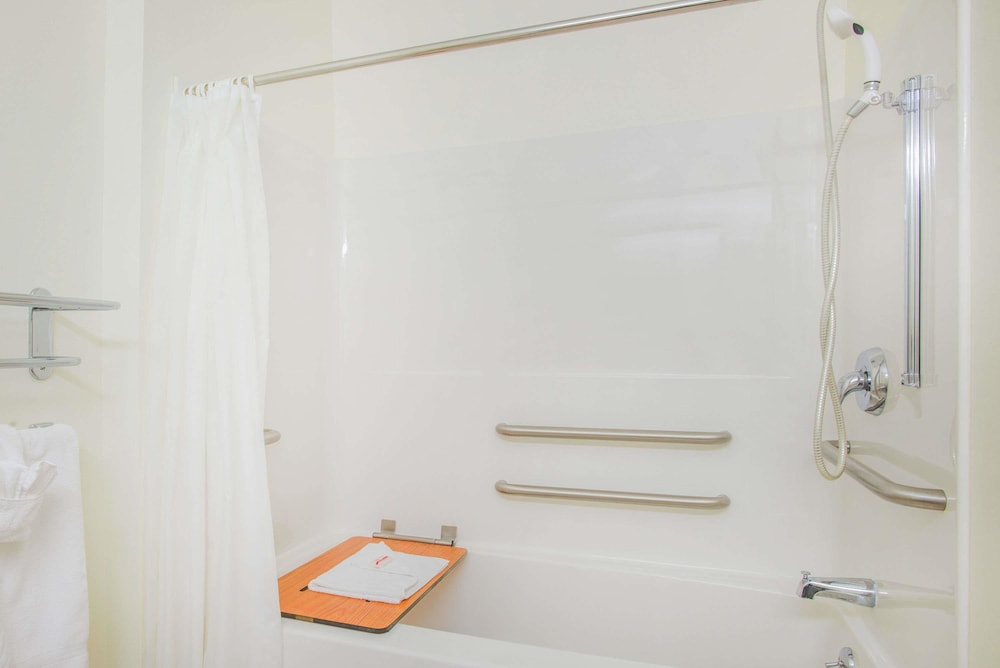 Suite, 1 Queen Bed, Accessible, Non Smoking (Bathtub) - Photo 8