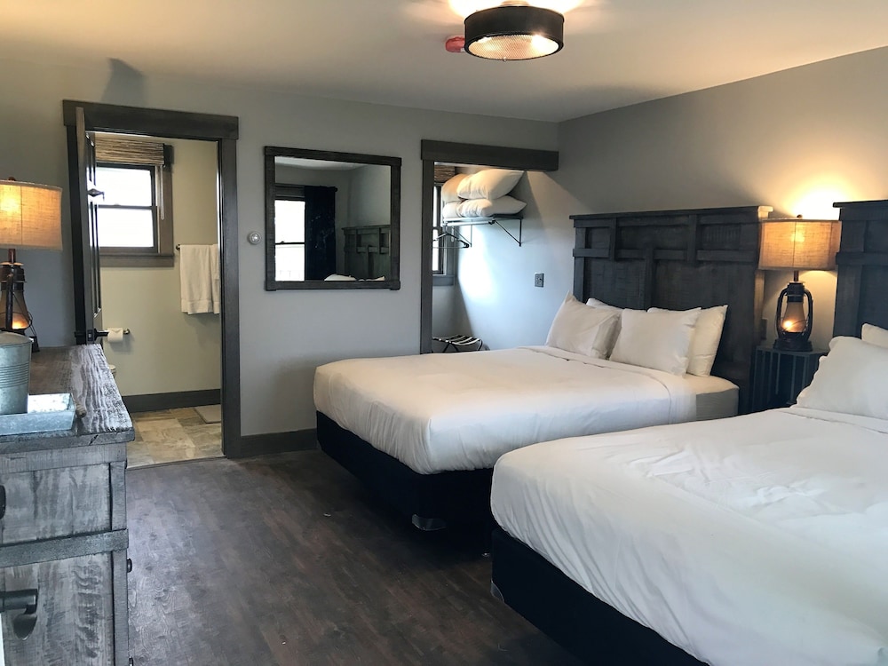 Room, 2 Queen Beds (Lodge) photo 1