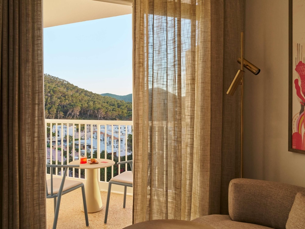 General Admission Extra 2BED, 2 Connected Rooms, King, Garden or Forest View photo 2
