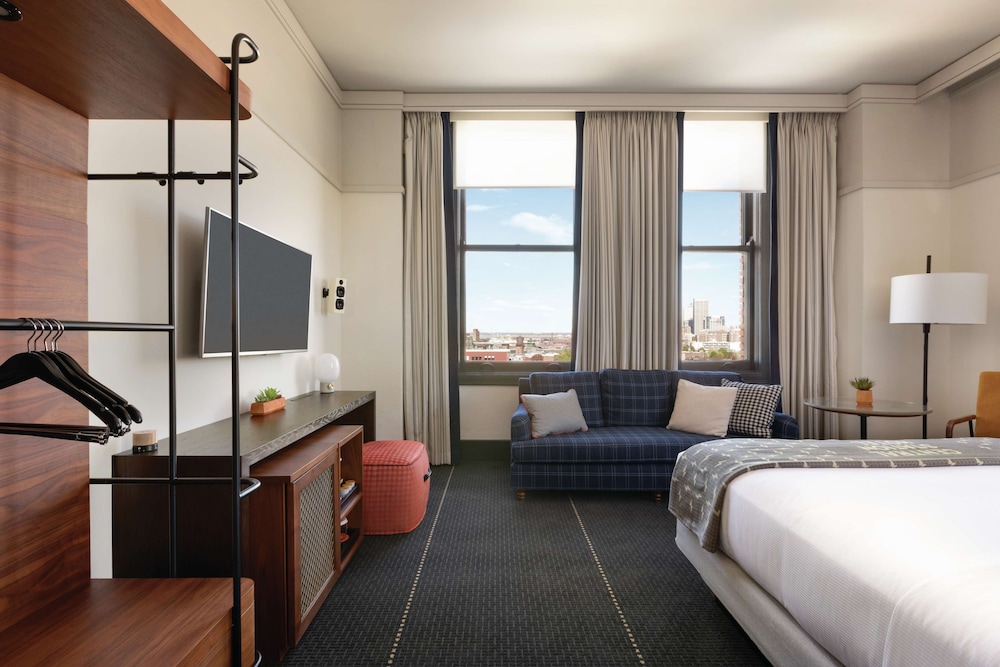 Room, 1 King Bed (Concourse, Roll-in Shower) - Photo 4