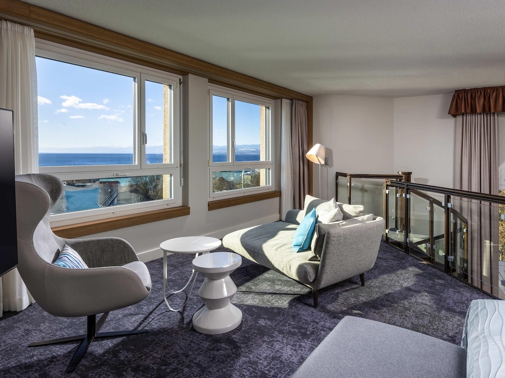 Suite, 1 King Bed, Lake View