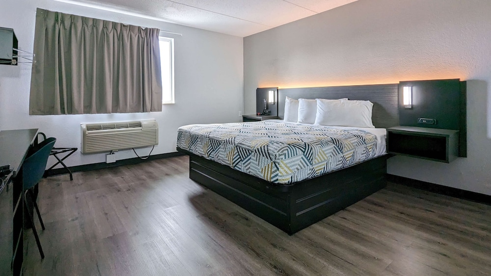 Deluxe Room, 1 King Bed, Non Smoking, Refrigerator & Microwave photo 1