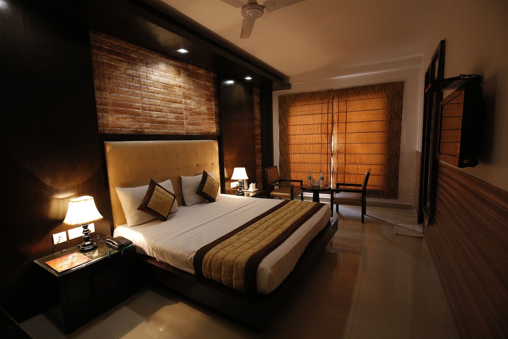 Deluxe Room, 1 King Bed - Photo 2
