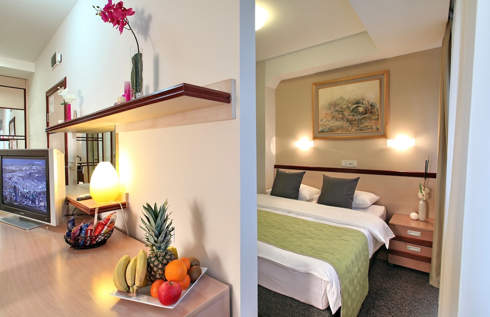 Room - Photo 1