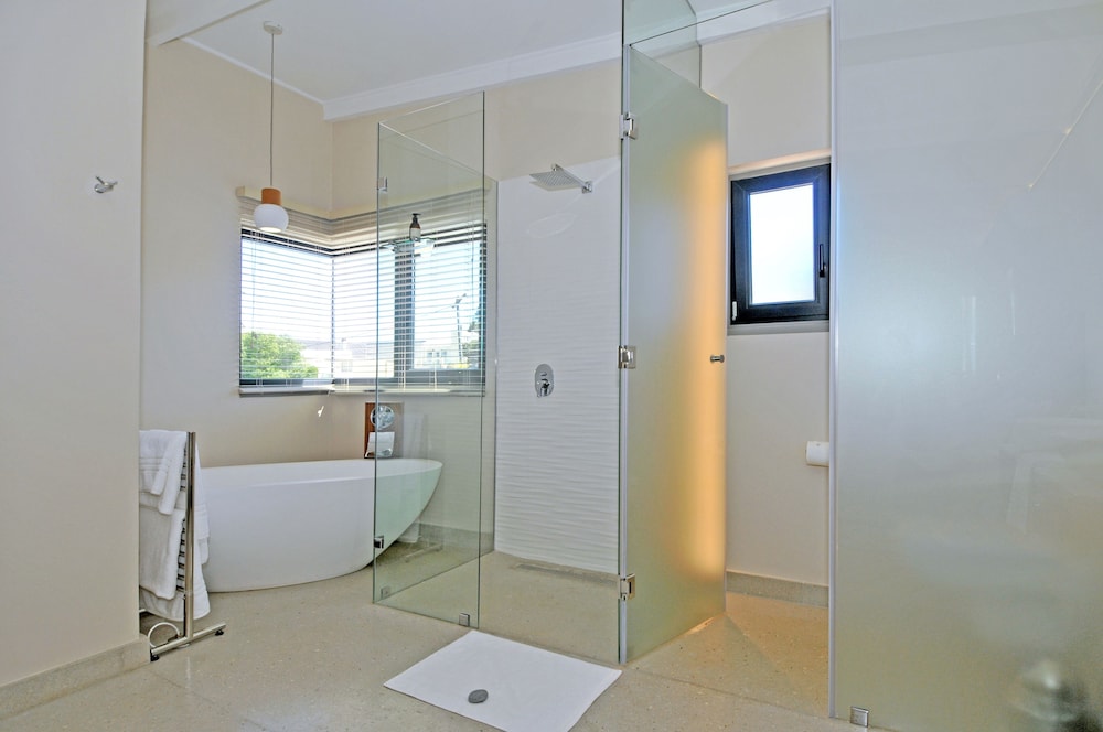 Luxury Suite - Photo 7