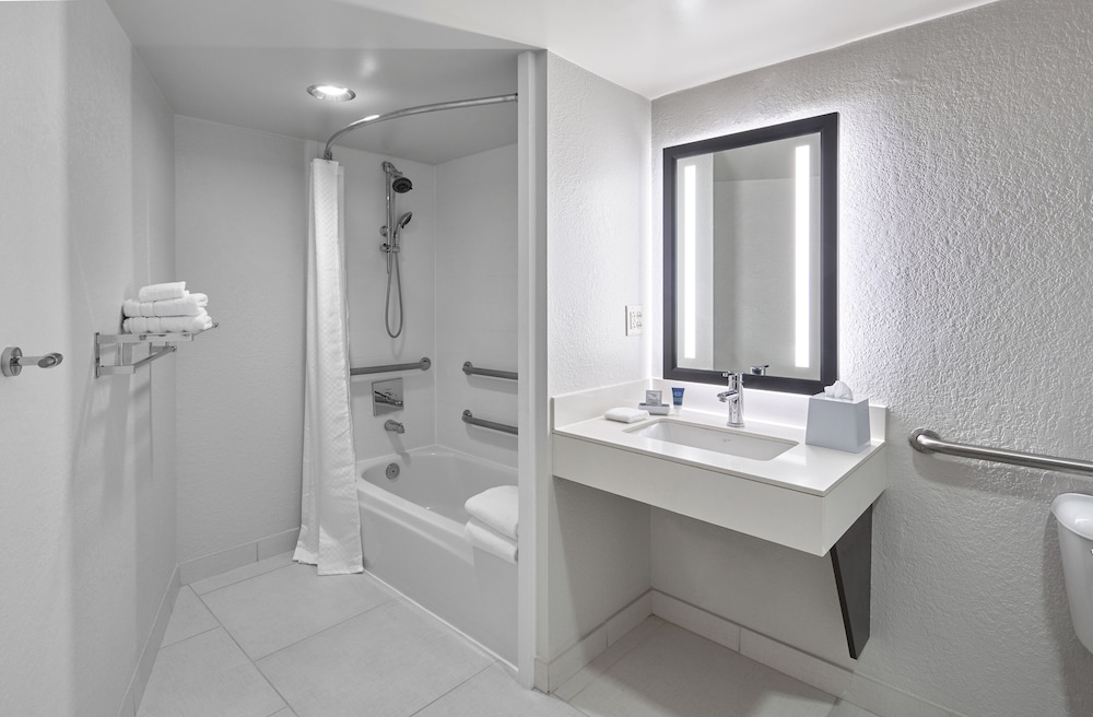 Suite, 1 Bedroom - Photo 5