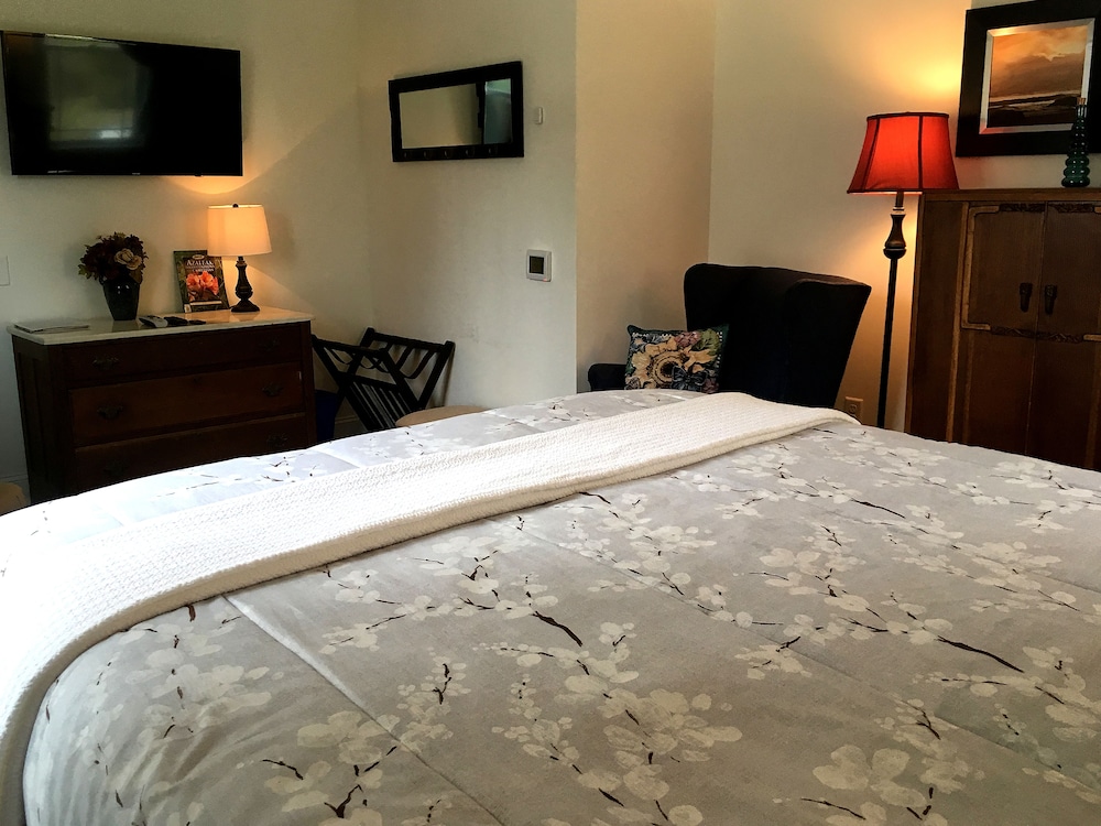 Azalea Rm, 1 Queen Bed, ADA, Priv Bath photo 2